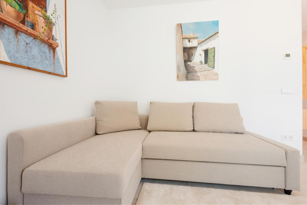 With Large Sunny Terrace, Costabella Сasa de vacaciones Marbella
